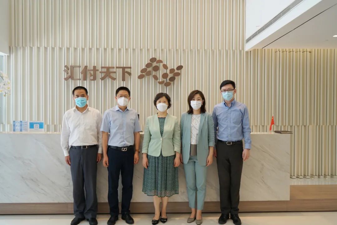 徐汇区委常委、统战部部长秦丽萍一行走访汇付天下，考察公司防疫复工情况(图3)